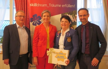 Hans Jörg Riem und Marianne Dürst Benedetti (Gemeindienst), Magdalena Frommelt (Governor District 2000), Urs Tscholl (Präsident Rotary Club Glarus) v.l.n.r.